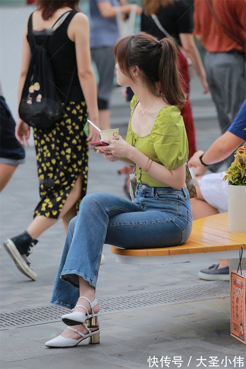 魅力感|美女街拍：简单高级感的穿搭，衬托出让人羡慕的好身材，真是十足的魅力感