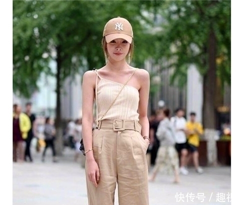 街拍超可爱的小姐姐,大长腿十分亮眼,非常有女人味