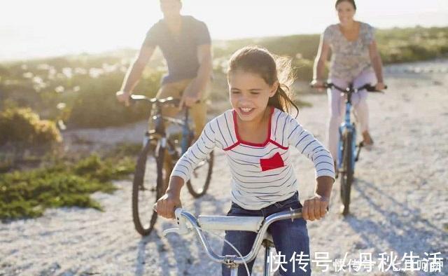 父母|一个考99却很难过,一个刚及格还笑得开心,一家俩孩子咋差这么大