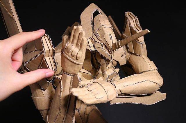 萨克斯|日本妹子将废弃纸板做成模型,是可以被称为杰作的艺术品
