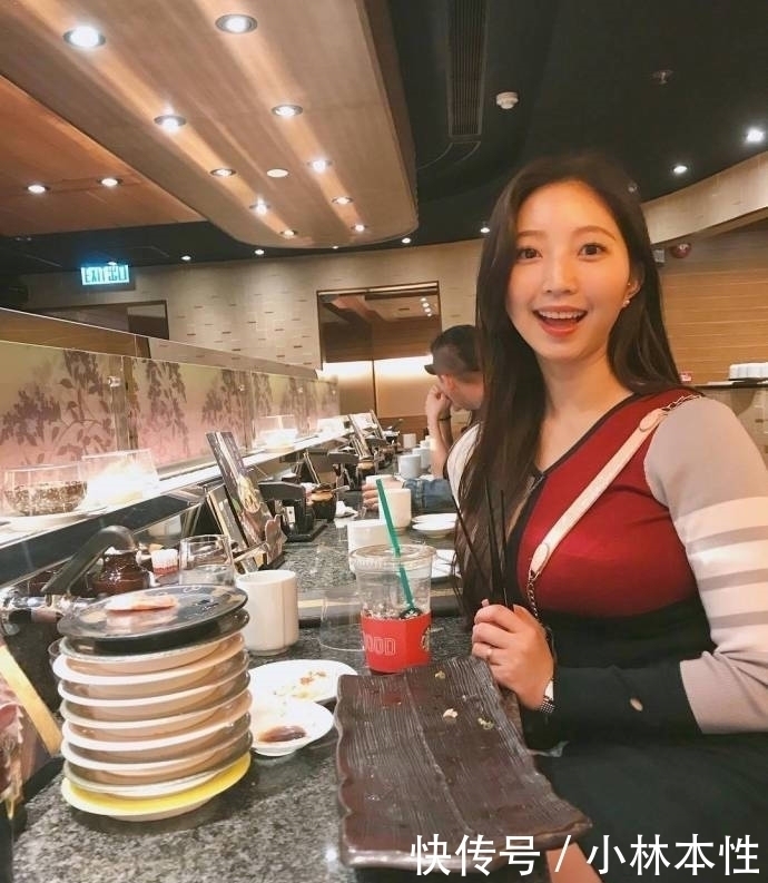 明艳|街拍:明艳光鲜的美女,搭配有致会穿衣打扮的女孩才有魅力!