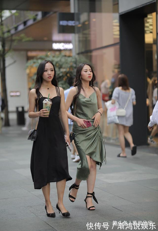 高雅|与闺蜜逛街怎么站C位美女穿“连衣裙”秀身材，时尚又优雅