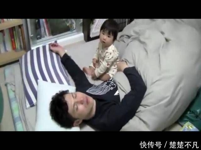 小宝宝|宝宝本想叫爸爸起床,没想到反被爸爸带入睡,这画面让妈妈笑喷了