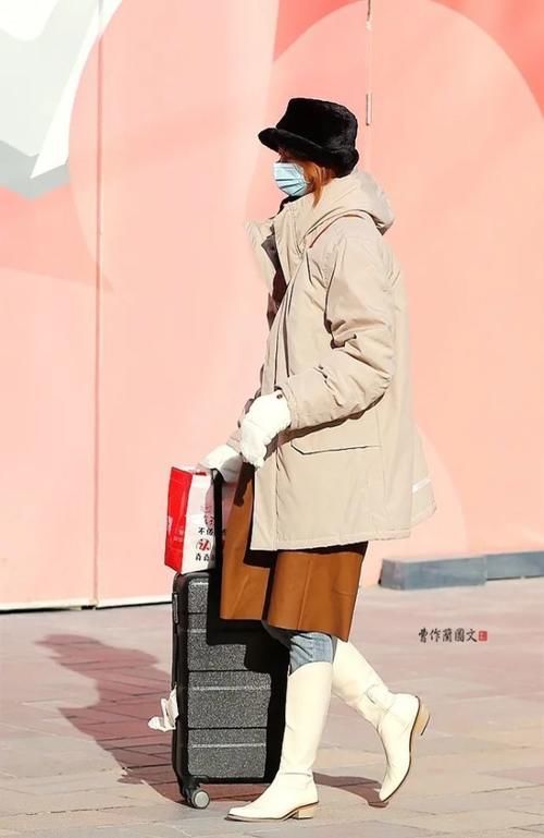 街拍:白色高筒靴美女,穿出冰雪洁净