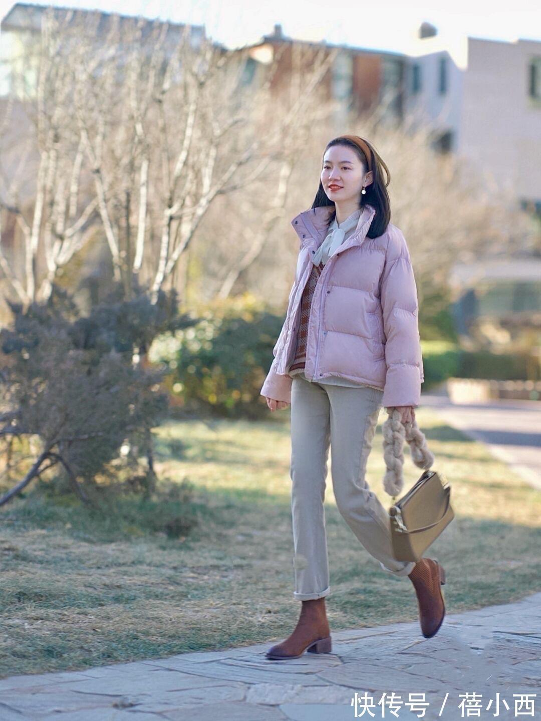 女生 “短羽绒服”才是小个子女生的冬日必备,配半身裙、裤子高级时髦