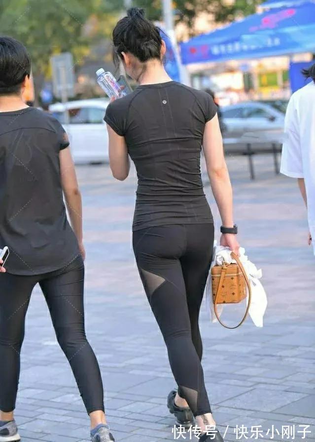 小仙女 黑色短袖搭配紧身裤,尽显活力,又能凹造型