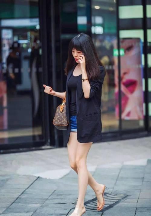 玄色 美女脚上搭配着一双透明的高跟凉鞋，配上气质包包，显得时尚精致