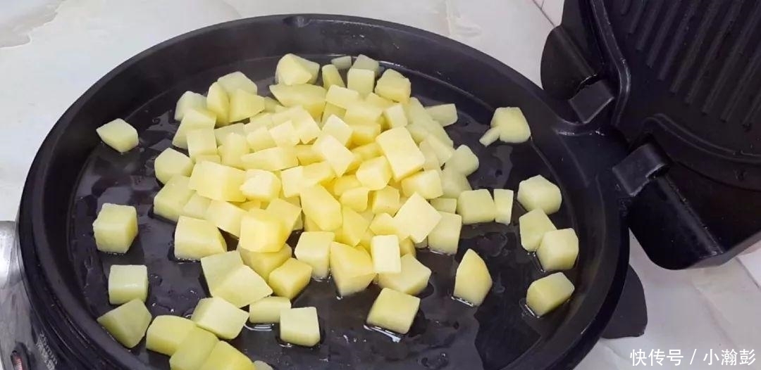 土豆又出新吃法，教你简单一做，比干锅土豆做法简单，比薯条好吃
