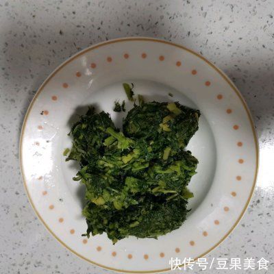 跟妈妈学快手做酸菜一口下肚，唇齿留香