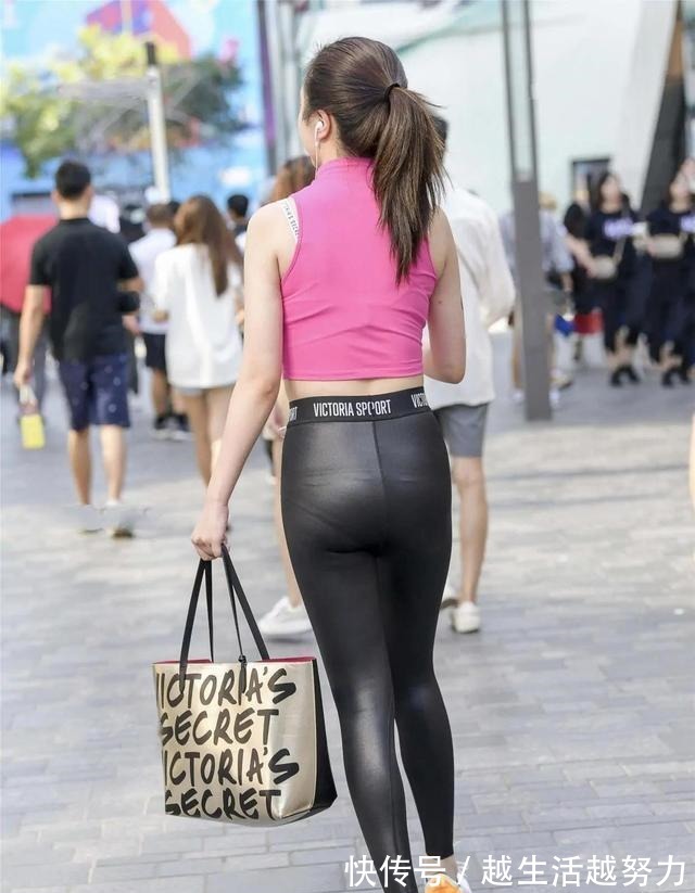 搭配 华丽典雅的瑜伽裤穿搭既时髦又有腔调，修身塑形提气质，搭配舒适！