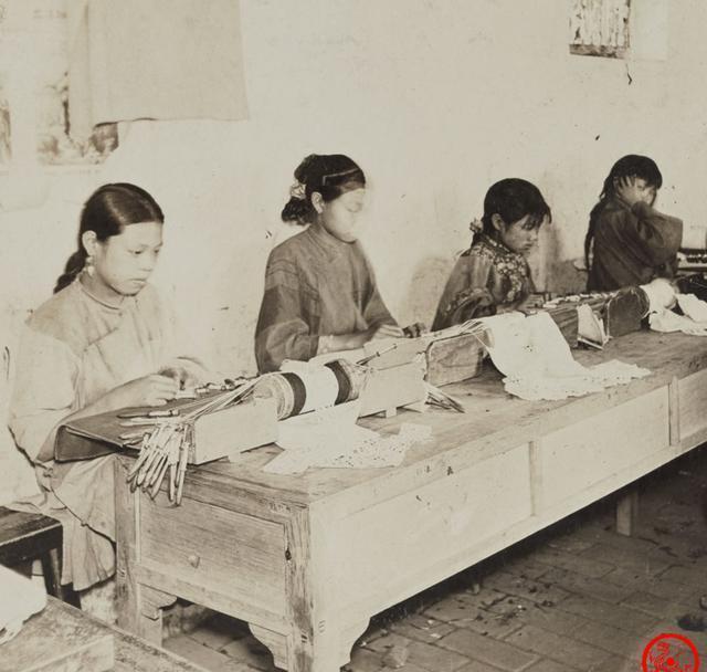 老照片|晚清老照片：小脚贵妇穿华丽汉服，新婚夫妻表情严肃