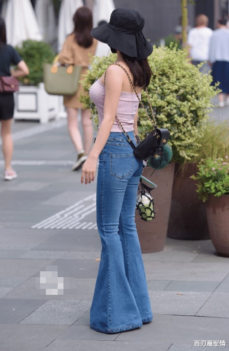 喇叭裤“复出”“上紧下松”的设计太完美了!