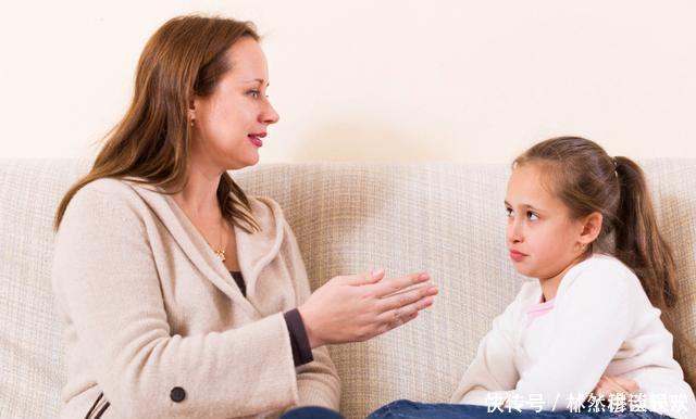 公交车上女儿突然喊脚疼,宝妈低头一看报了警,乘客称赞孩子聪明