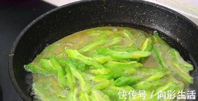 鸡蛋|苦瓜里打入3个鸡蛋，我家一周吃6次，就连挑食的孩子也爱吃