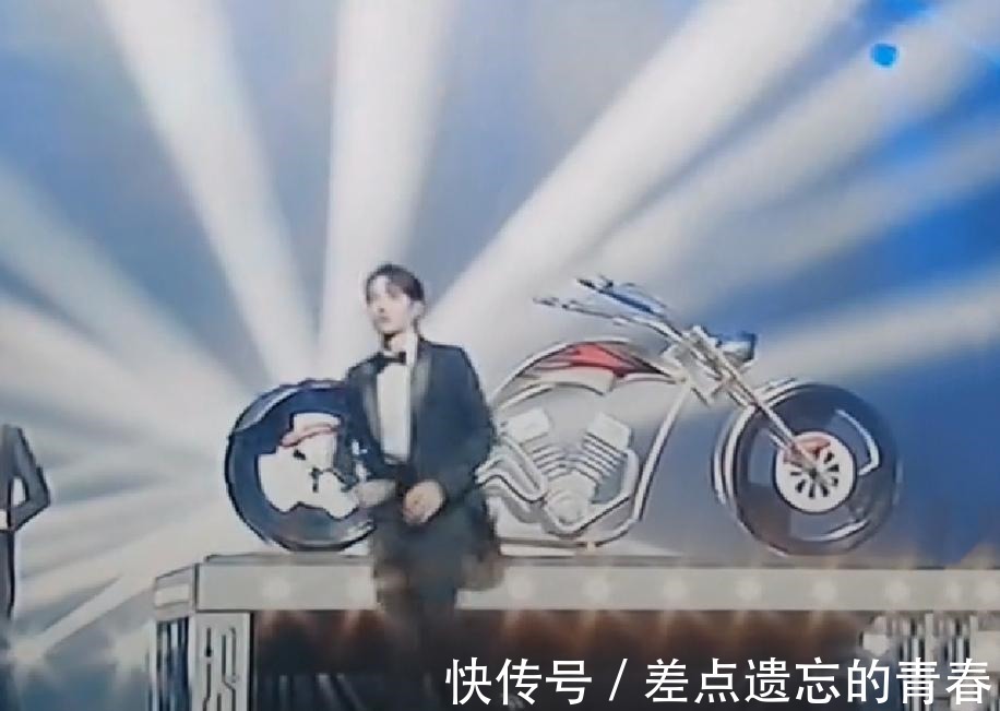 春晚|王一博春晚骑“大摩托”登场,挑战魔术表演,后台采访却笑翻众人