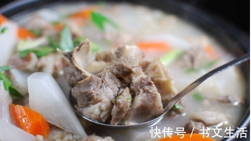 炖羊肉时,万万不可直接下锅炖,多加这关键1步,羊肉鲜香没膻味