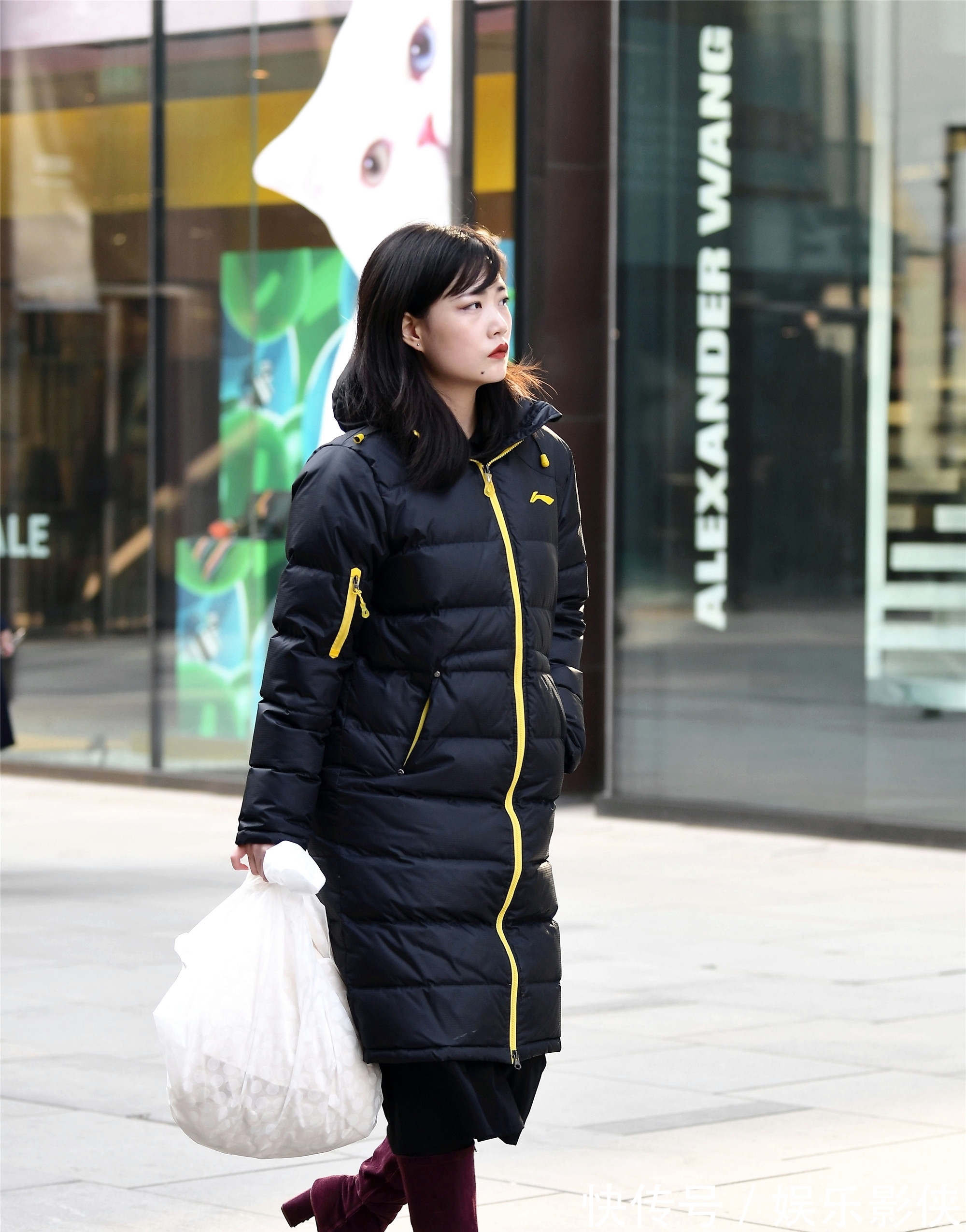 小姐姐|穿长款羽绒服,你会搭配一双什么样的鞋子?
