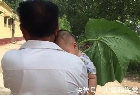扛把子姥爷|“扛把子姥爷”带娃走红,这大概是我见过最“狂野”的遮阳伞!