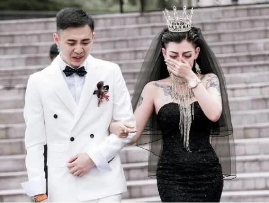 婚纱|曾经“满身纹身”穿黑婚纱爆红的新娘,如今变成这副模样,真不敢相信
