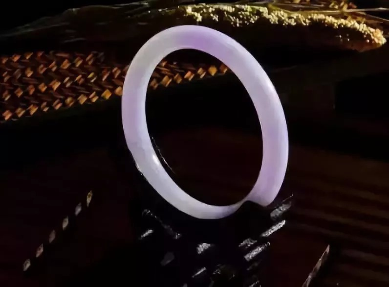 玉镯|手镯戴的对,年轻20岁,中国女人一定要有一只玉镯!