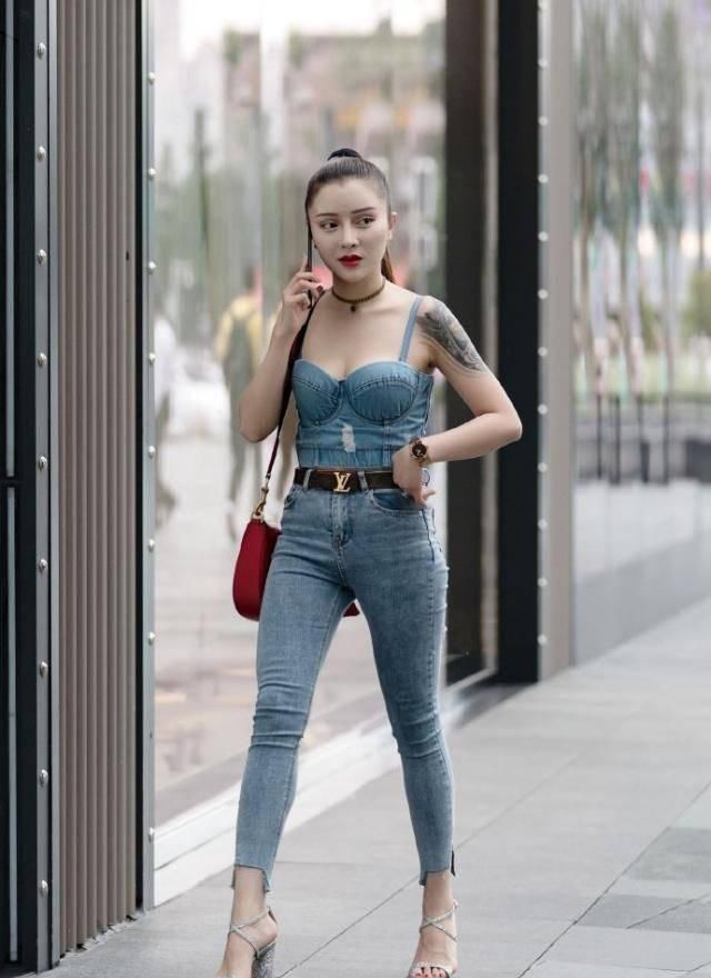 街拍|街拍果然,霸气的女人,走起路来姿态都不同