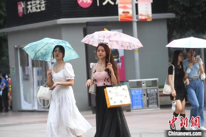 陈超|重庆持续闷热天气 市民清凉出街