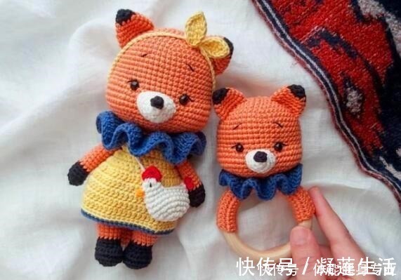 手摇铃|钩针公仔图解背小鸡包的狐狸和手摇铃图解来啦！