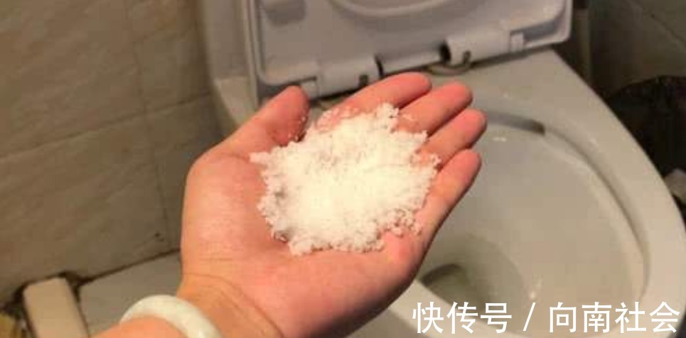 家庭|盐撒马桶里,原来作用这么厉害,解决了家庭中一大难题!