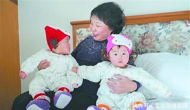双胞胎女儿|10年前，那个拼命生下双胞胎女儿的60岁老人，现在怎样了？