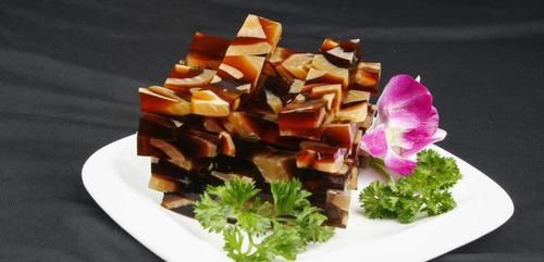 在家自制猪皮冻，牢记5个步骤，做出晶莹剔透，口感筋道爽滑！