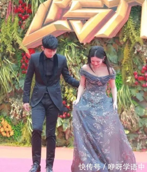 手臂|张杰谢娜不愧是金童玉女,张杰穿西装很绅士,谢娜穿一字裙像公主!