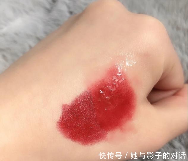 美女|氛围感美女唇妆是重点,口红谁都涂,配合小技巧颜值翻倍!