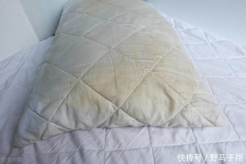 枕头几天不洗全是螨虫,家政阿姨教我一招,不用水洗,螨虫全消失