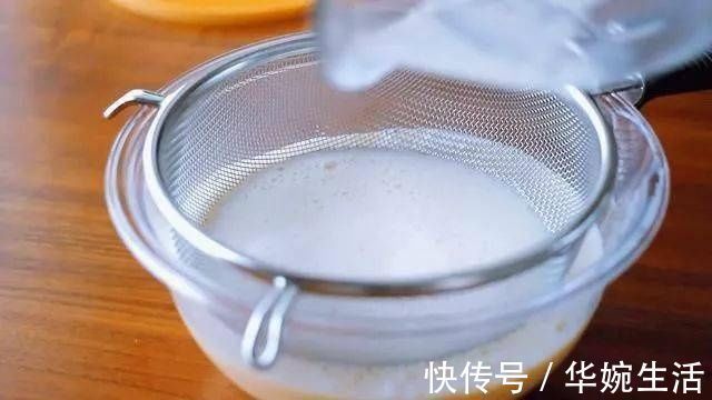 鸡蛋|半碗蜂蜜，4个鸡蛋，做出来的蛋糕，比芝士蛋糕还要嫩滑好吃