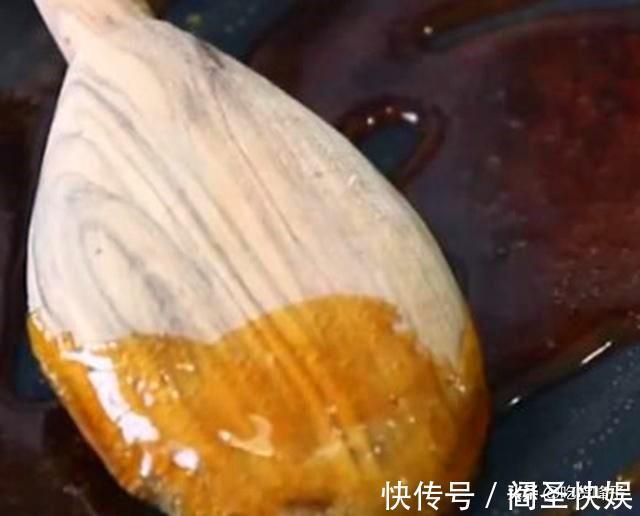 三人行必有我师焉|炒糖色时,有人加油,有人加水,到底怎样炒出糖色不焦更红亮?