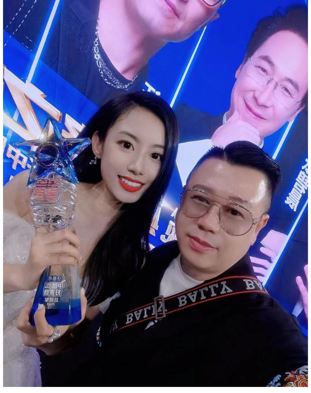 赵久峰|深大学子伍珂玥中国好声音舞台夺冠！深晚记者独家专访其任课教师