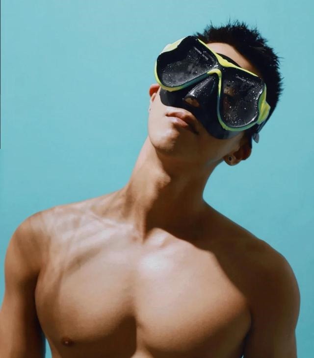 健壮|影棚海底清凉一夏,健壮身材,英俊容颜,带着游泳镜的帅气肌肉男!