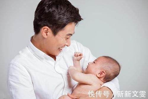 小杨|横抱就哭竖抱就“老实”,宝宝几个月能竖抱?掌握姿势才不伤脊椎