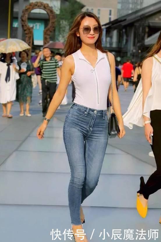 穿搭 美女穿搭:一条百搭的夏日牛仔裤,穿出时尚女神范,简直太美了!