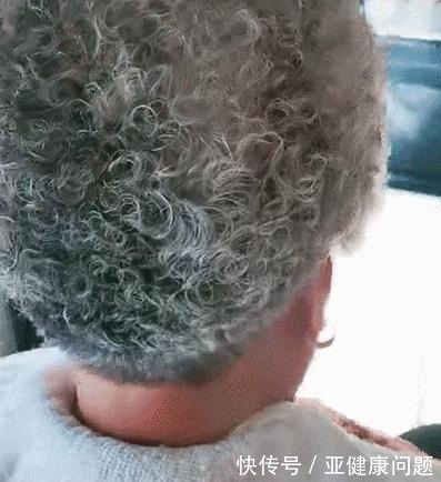 白发 老年人白发多不想染发,什么发型减龄试试蓬松洋气的小卷发型吧!