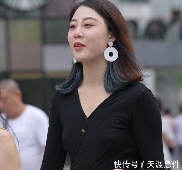 街拍：两闺蜜一起出街，一个是女神一个像大妈