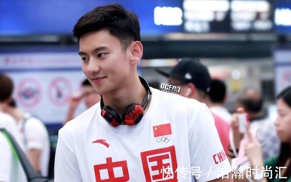 26岁游泳王子宁泽涛现状:职业巅峰选择退役,如今旅游赚钱两不误