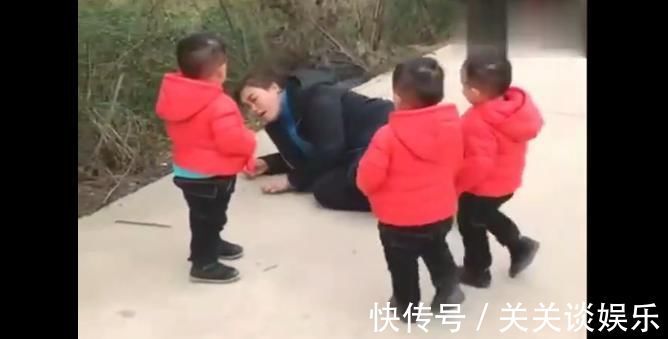 儿子|爸爸妈妈假装摔倒,3胞胎儿子的一个动作,爸爸心塞,妈妈笑了