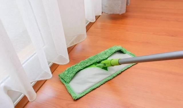 妙招|拖地用清水等于白拖,老保姆巧用一个妙招,地板一尘不染
