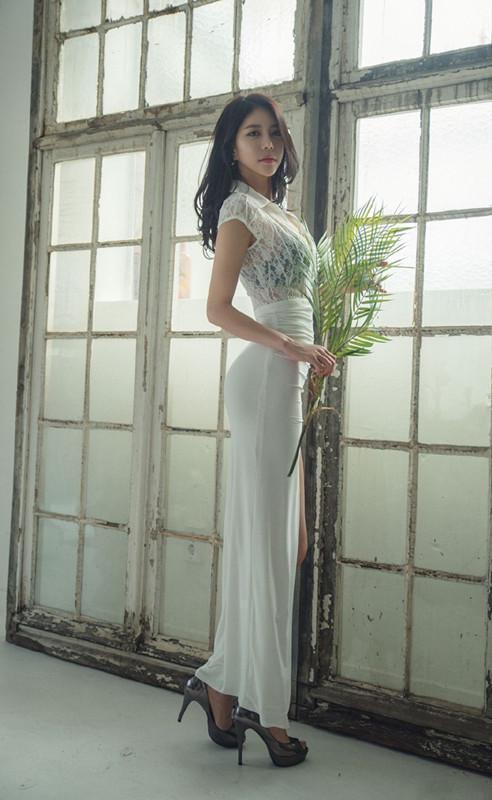 时尚|美女街拍:加绒的皮衣搭配黑色修身长裤,高贵冷艳,从容优雅