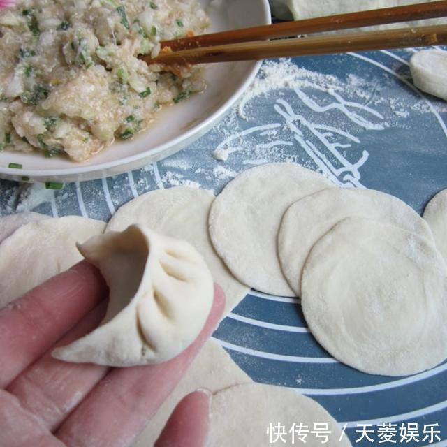 白菜饺子此样调馅太好吃了，做法简单，味道鲜美，好吃停不下来
