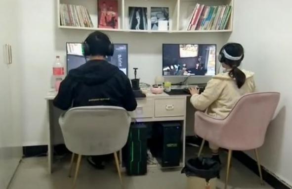 孩子|这爸妈带娃太“放飞自我”了,宝宝:可能我就是买电脑送的