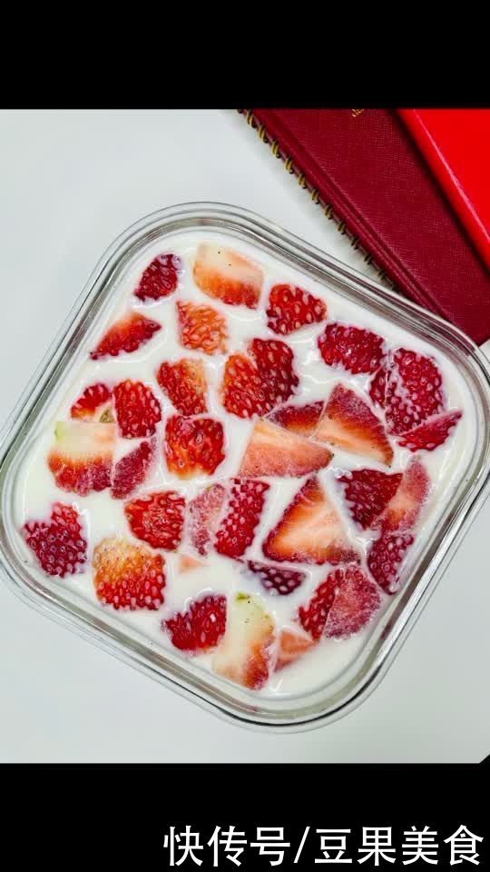 草莓车厘子奶冻年夜饭最佳甜点#安佳一口“新”年味#
