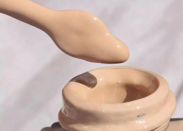 “贵妇粉底液”VS“平价粉底液”，贵真有贵的道理吗？