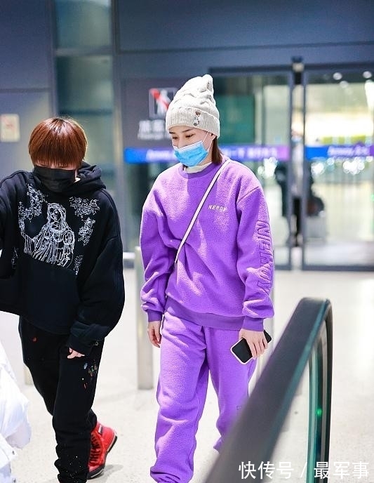 富二代 何超莲虽然长得好看,却不怎么像富二代,日常的穿搭太普通了